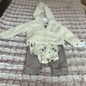 Carter’s 3 pc outfit Onies , fluffy jacket and leggings size 12m